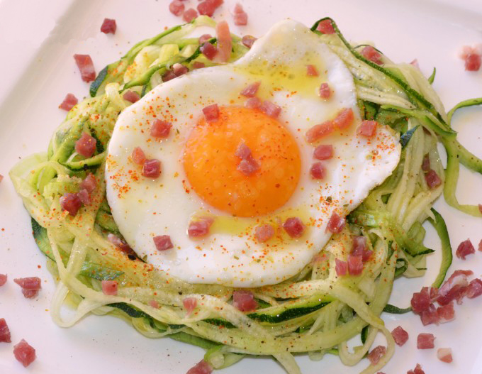 Espaguetis de calabacín con huevo y jamón.