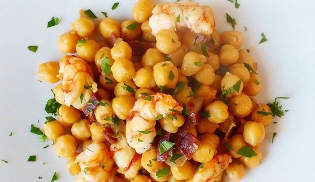Garbanzos con panceta de cerdo y gambas.