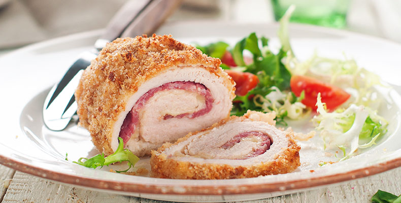 Pechuga de pollo rellena de jamón, queso y salchichón.