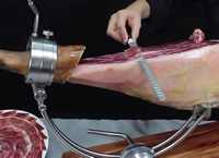 El corte del jamón : a cuchillo o a máquina.